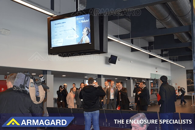 Odporne na warunki atmosferyczne rozwiązanie digital signage na lotniskach w orientacji poziomej zamontowane pod sufitem