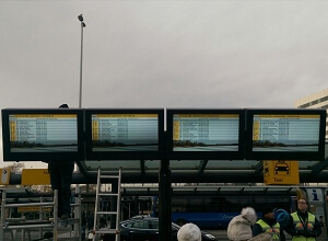 Cztery odporne na warunki atmosferyczne obudowy do digital signage na lotniskach, zamontowane na przystanku autobusowym