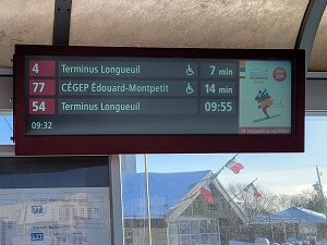 Zewnętrzna obudowa do wyświetlacza typu stretch w systemie digital signage na stacjach kolejowych