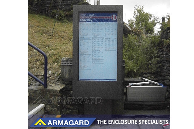 Zewnętrzny totem Armagard do systemu digital signage na stacjach kolejowych dla Network Rail