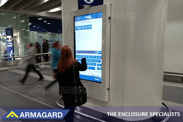 Kiosk biletowy z ekranem dotykowym firmy Armagard na stacji Birmingham New Street
