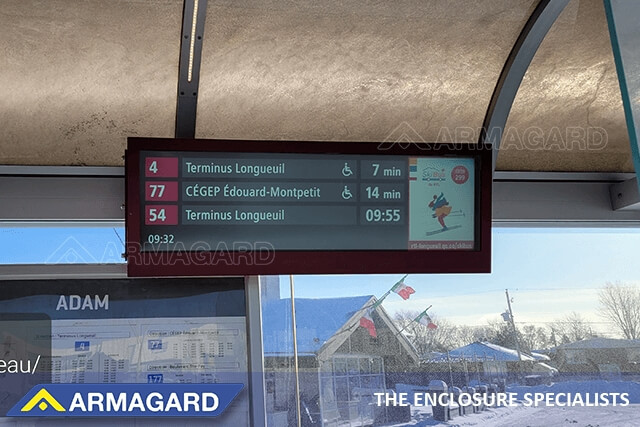 Zewnętrzne rozwiązanie digital signage na stacjach kolejowych w postaci tablicy odjazdów z wyświetlaczem typu stretch