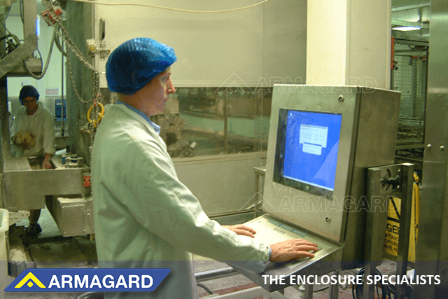 Obudowa komputera ze stali nierdzewnej 316 firmy Armagard w hali produkcyjnej