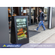 Interaktywny kiosk cyfrowy potykacz ustawiony przed restauracją