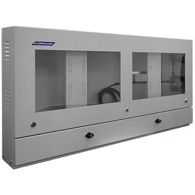 Pyłoszczelna szafa komputerowa na dwa monitory o stopniu ochrony IP54 chroni ekrany i komputer wewnątrz przed kurzem i zabrudzeniami