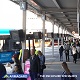 Zewnętrzny wyświetlacz informacji pasażerskiej: kilka urządzeń zamontowanych na słupach na dworcu autobusowym