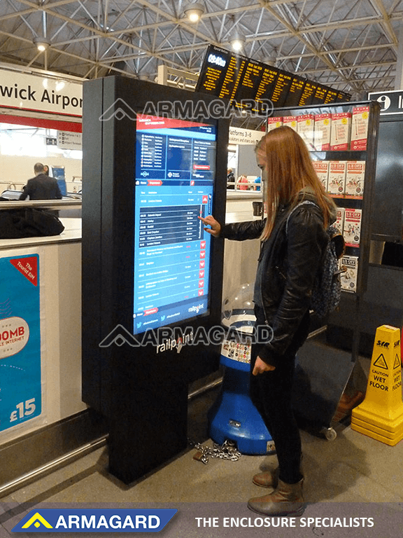 Technologia digital signage z ekranem dotykowym w na lotnisku Gatwick