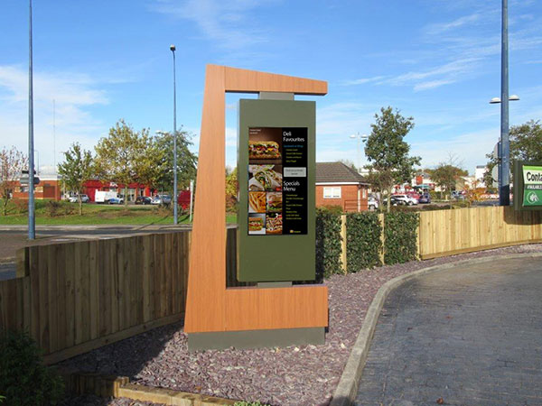 Obudowa LCD digital signage zawieszona w niestandardowej ramie