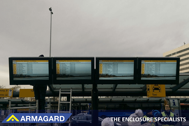Obudowa LCD digital signage — instalacja zewnętrzna na stacji autobusowej Amsterdam