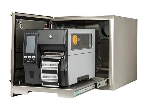 Obudowa IP65 chroniąca przemysłowe drukarki kodów kreskowych Zebra z zainstalowaną drukarką ZT411