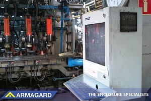 Warsztatowe stanowisko komputerowe firmy Armagard zainstalowane w fabryce